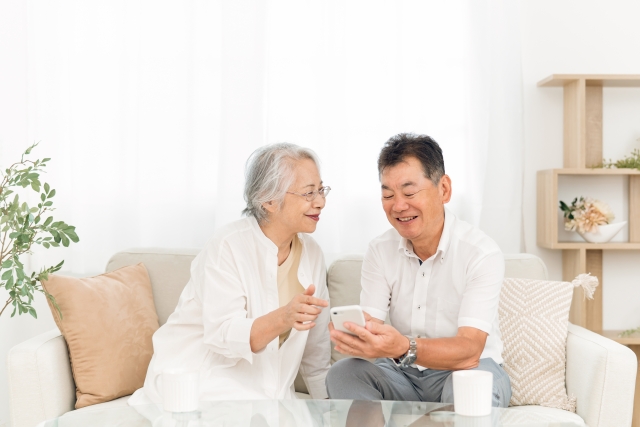 夫婦で話す画像